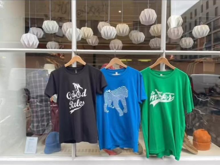 T-shirts volks.eco en vitrine chez Ayni